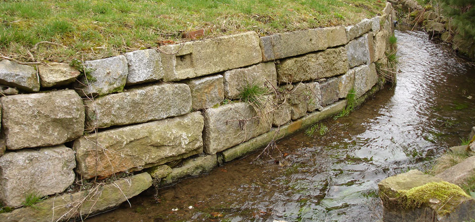 Ausbau Flussbett mit Natursteinen